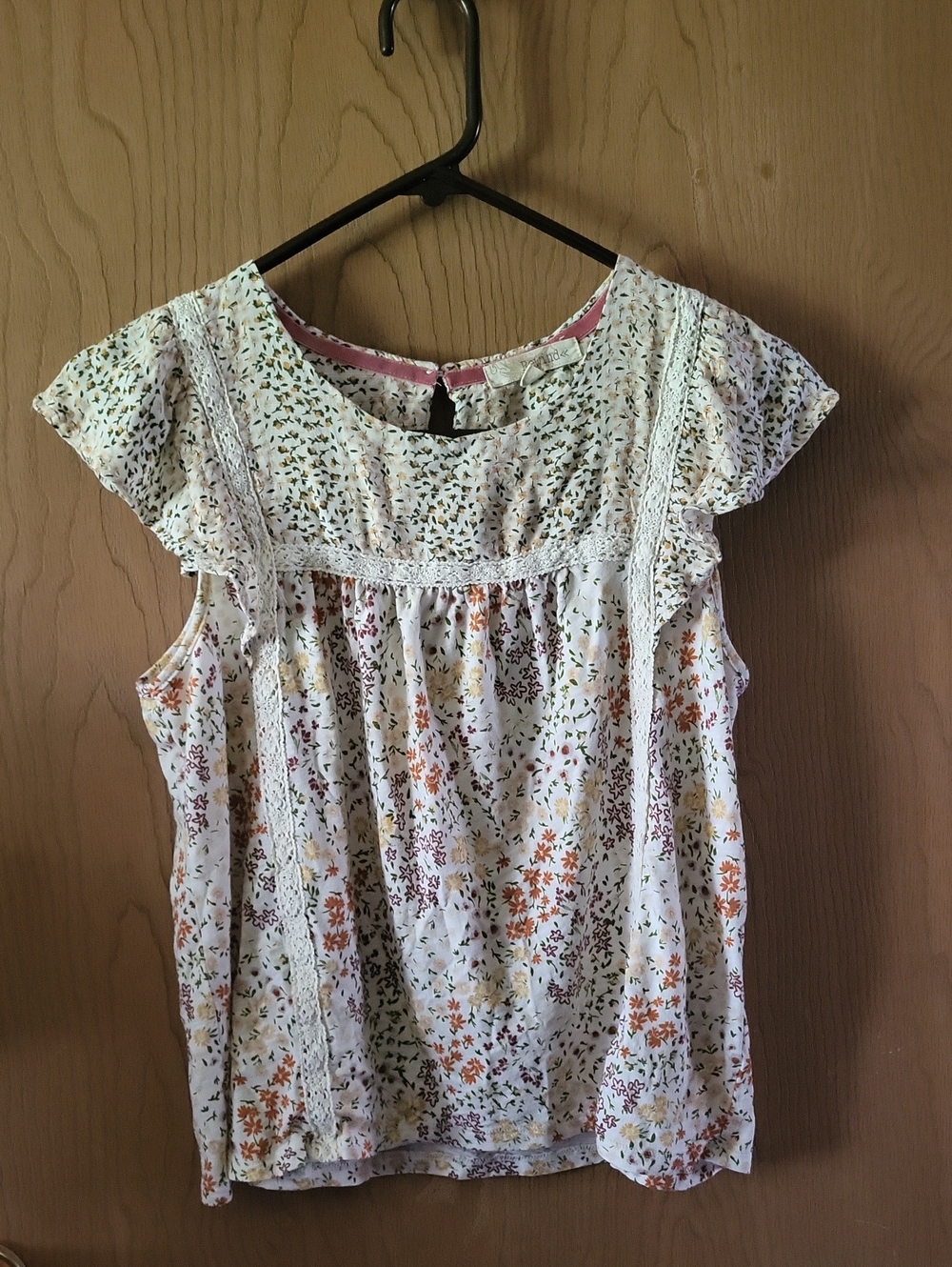 Rewind Sz L White Floral Blouse With Flutter Sleeves & Lace Detail